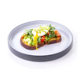 Зеленый тост с яйцом пашот, рукколой, авокадо и соусом Песто